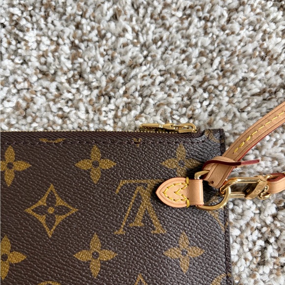 Authentic Louis Vuitton Neverfull MM Monogram Pouch- Like New Condition! - Picture 6 of 12